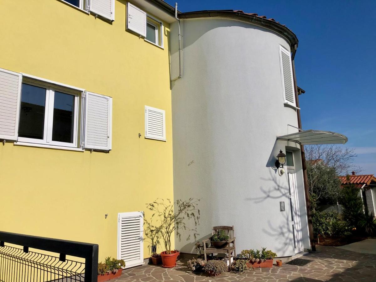 Goldfinch Estate Apartment